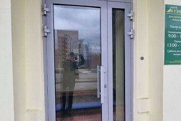 Алюминиевая двухстворчатая дверь ТП-65
