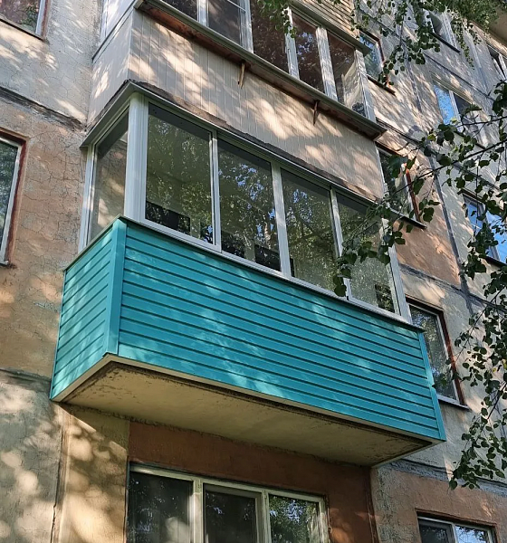 Алюминиевый балкон с сайдингом Fineber