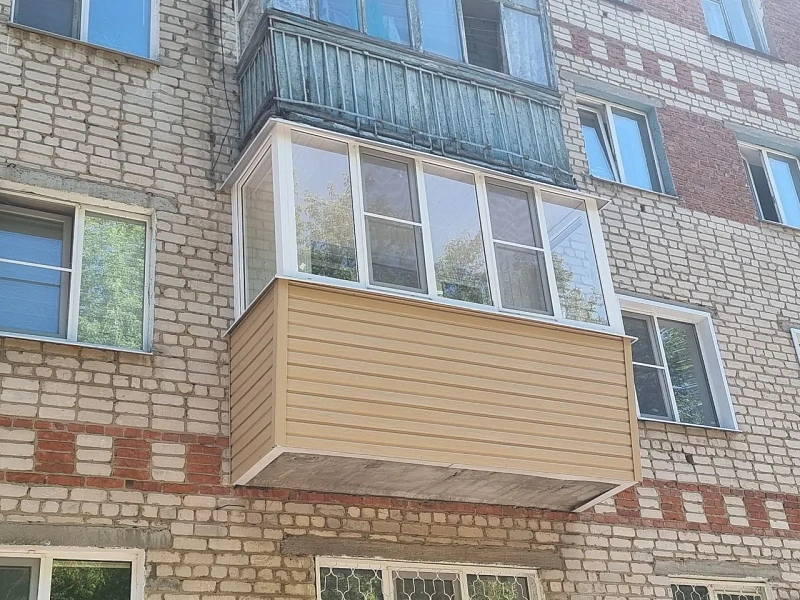 Пластиковый балкон с сайдингом Fineber