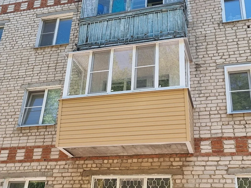 Пластиковый балкон с сайдингом Fineber