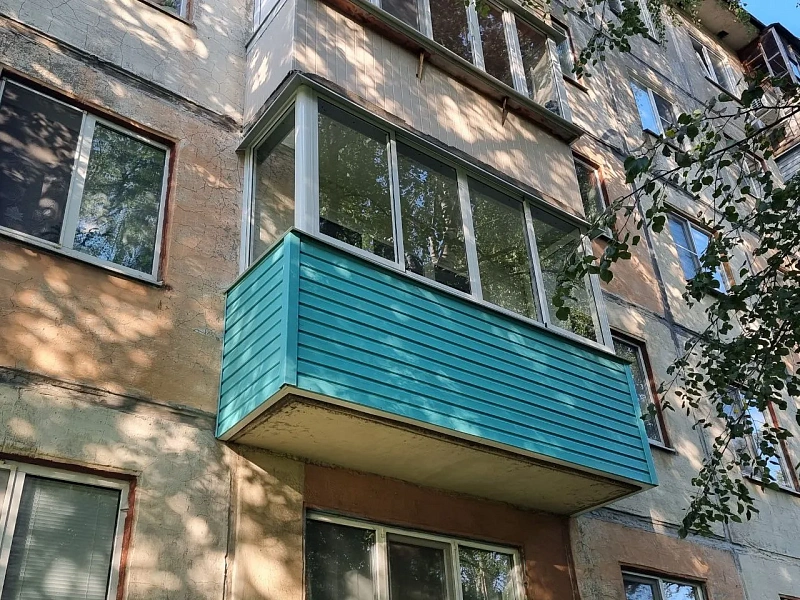 Алюминиевый балкон с сайдингом Fineber