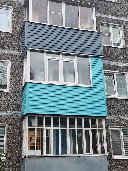 Пластиковый балкон с сайдингом Fineber