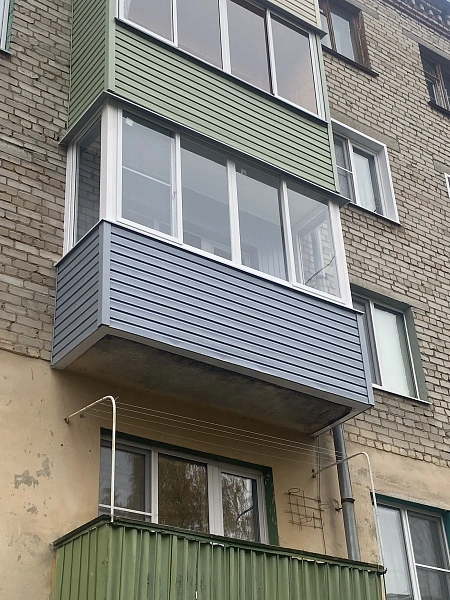 Алюминиевый балкон с сайдингом Fineber